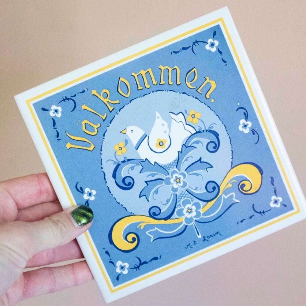 Velkommen Dove Tile | Scandinavian Folk Art